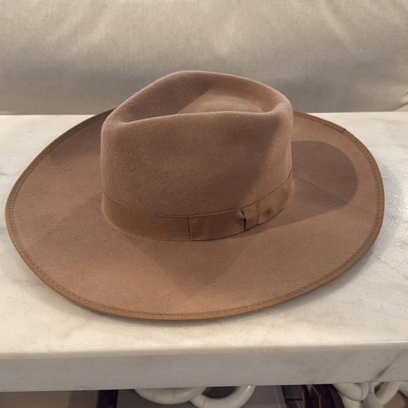Flat brim tan hat - Picture 3 of 5